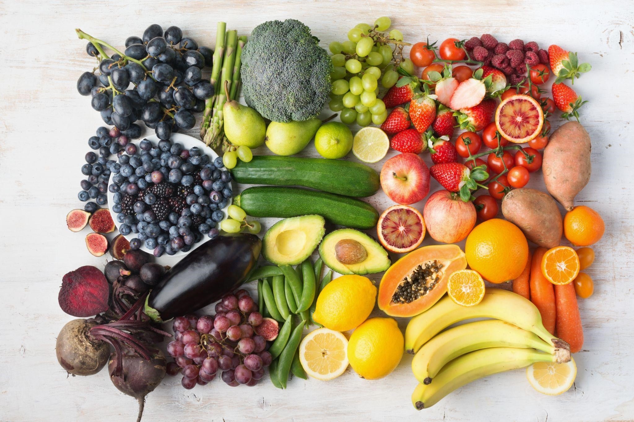 O masa colorata pentru o viata sanatoasa: Dieta curcubeu