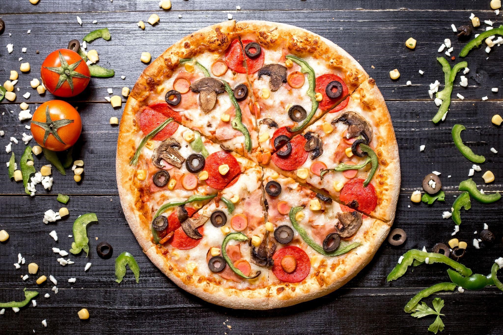 5 feluri de mâncare și băuturi pe care să le servești alături de pizza